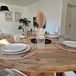 Staytona With Balcony, Wifi & Workspace Near Friedberg *