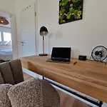Staytona With Balcony, Wifi & Workspace Near Friedberg *