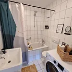 Staytona With Balcony, Wifi & Workspace Near Friedberg