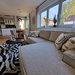 Staytona With Balcony, Wifi & Workspace Near Friedberg شقة