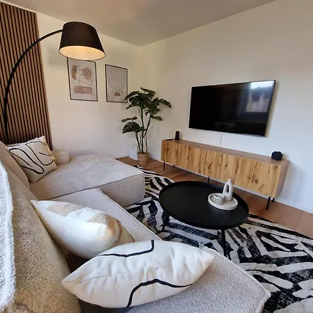Staytona With Balcony, Wifi & Workspace Near Friedberg شقة