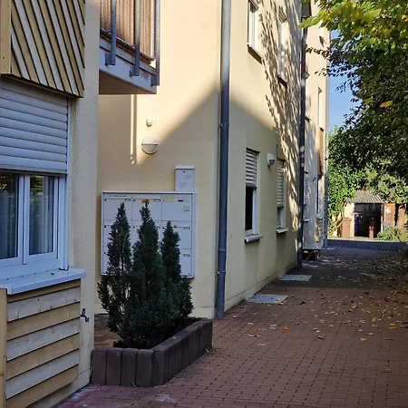 Staytona With Balcony, Wifi & Workspace Near Friedberg شقة