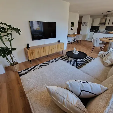 Staytona With Balcony, Wifi & Workspace Near Friedberg شقة Florstadt