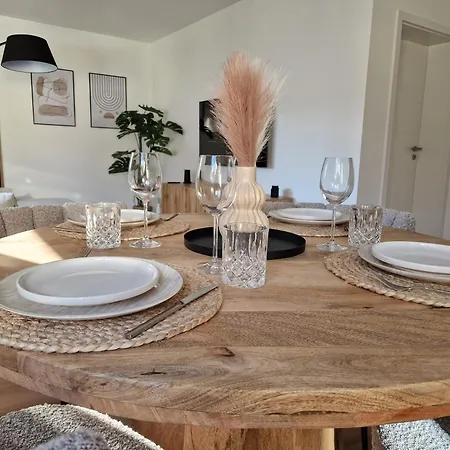 Staytona With Balcony, Wifi & Workspace Near Friedberg *