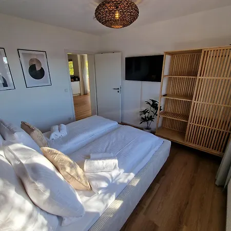 Staytona With Balcony, Wifi & Workspace Near Friedberg Florstadt