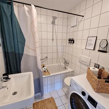 Staytona With Balcony, Wifi & Workspace Near Friedberg