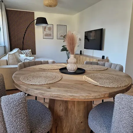 Staytona With Balcony, Wifi & Workspace Near Friedberg Florstadt