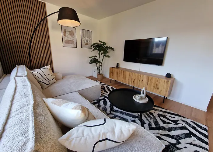 Staytona With Balcony, Wifi & Workspace Near Friedberg Apartment